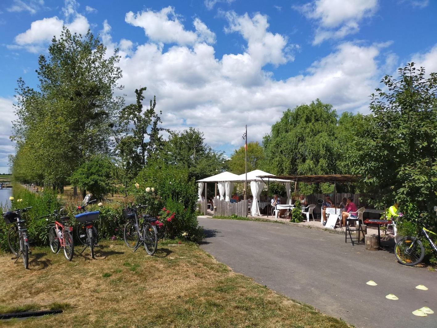 Ille Flottante, Maison Eclusiere Et Hebergements Insolites Sur Le Canal Hede-Bazouges Экстерьер фото